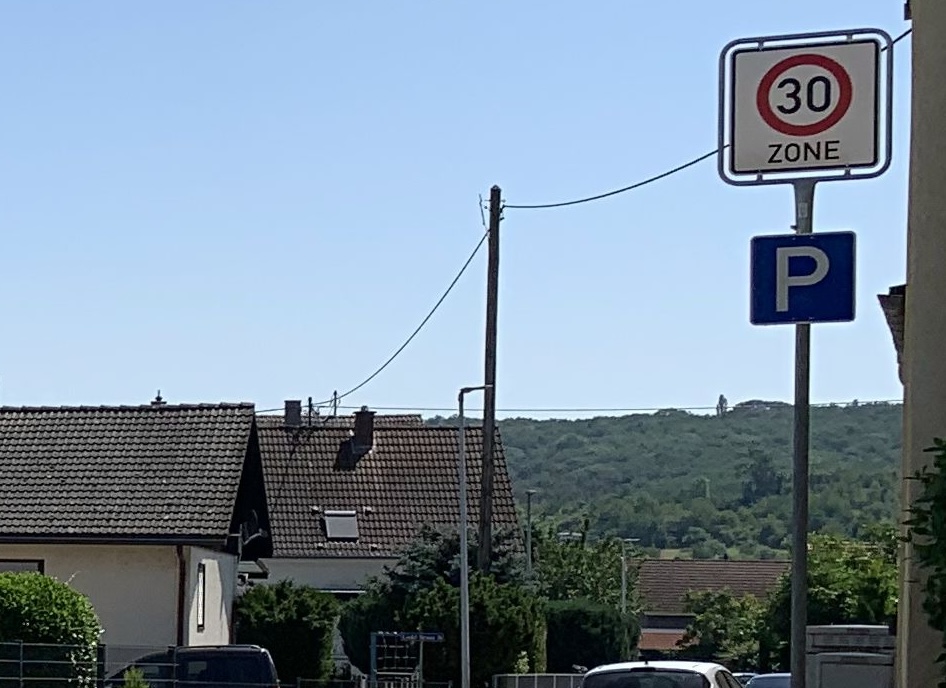 Verkehrsschild einer Tempo-30-Zone an der Kreuznacher Straße Ecke Lindelstraße in Guldental